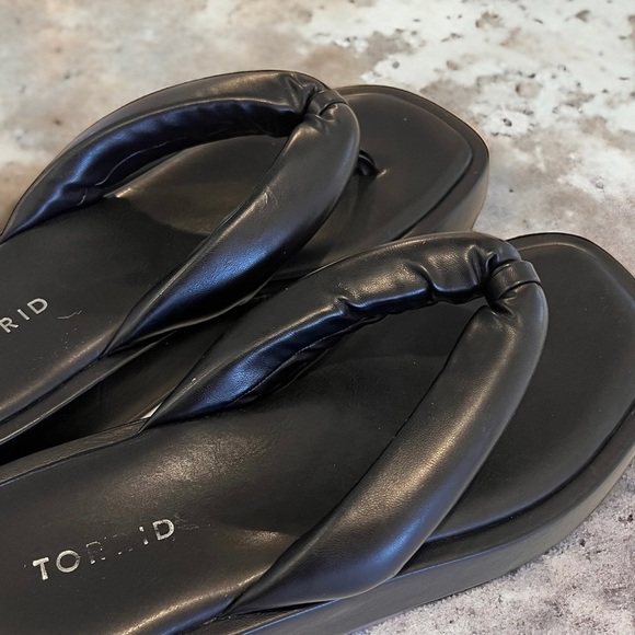 Torrid Super Comfy Black Thong Sandals Size8.5WW - Picture 5 of 10